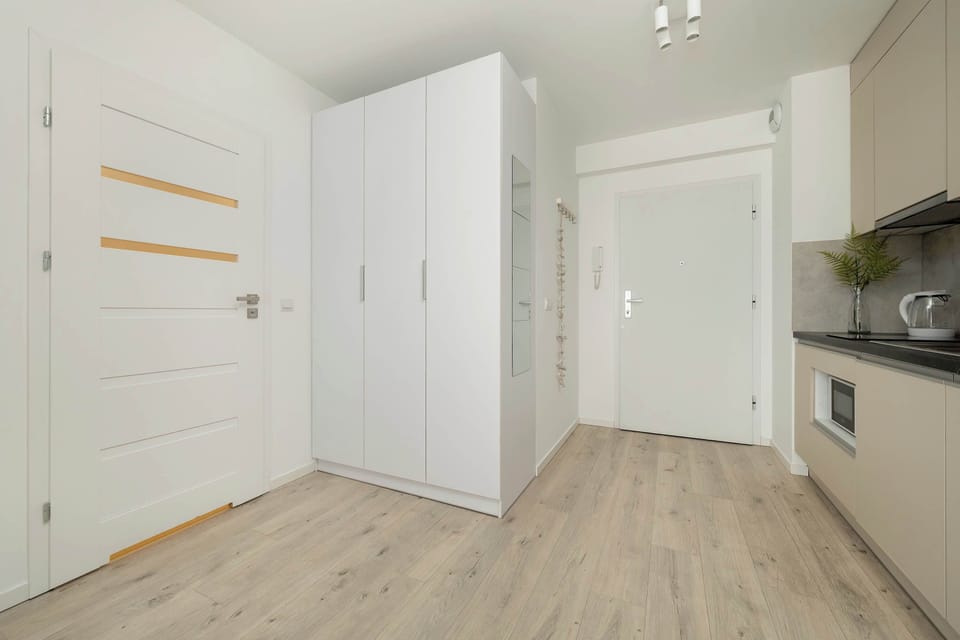The bright colour scheme optically enlarges the room.