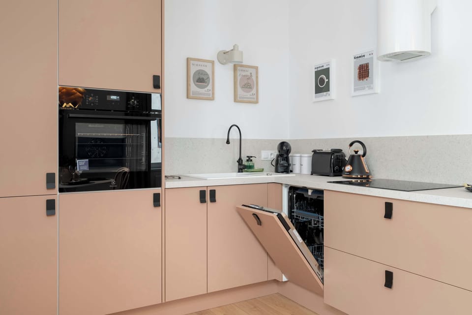 Kitchenette with plenty of kitchen utensils and dishes. 