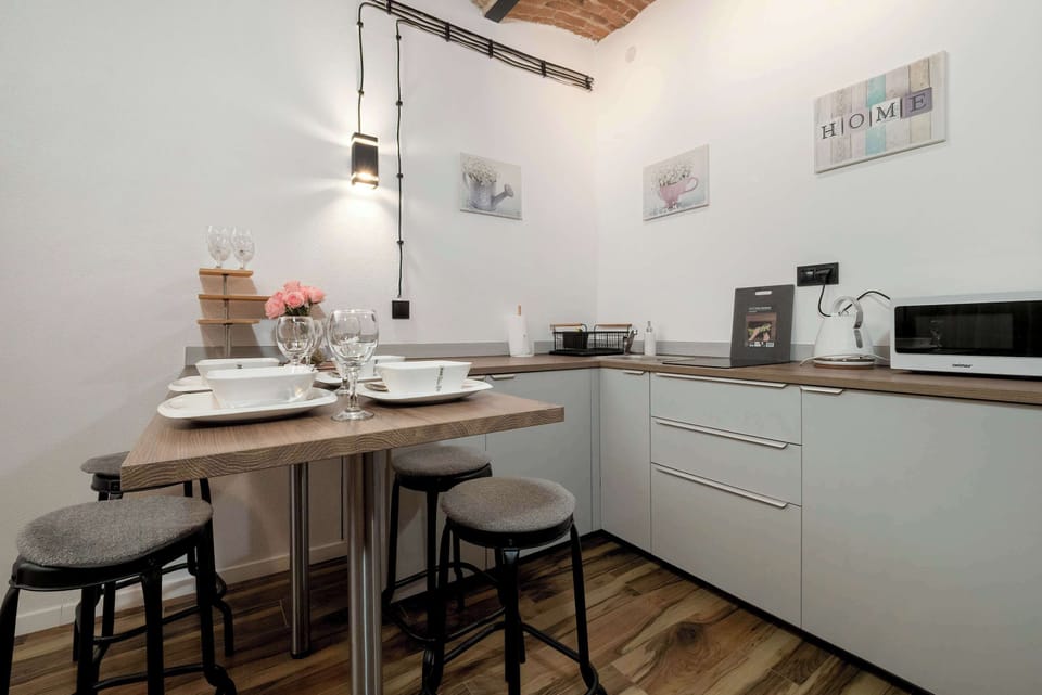 Fully equipped kitchen with modern appliances - ideal for preparing breakfast or a romantic dinner. There is an induction hob and all necessary crockery and cutlery.