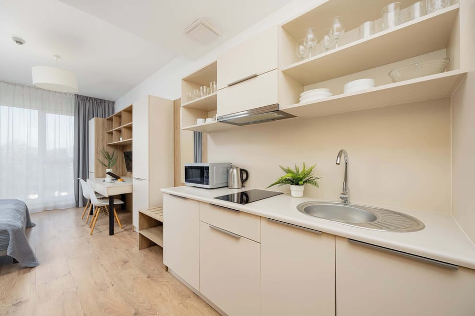 A compact solution with a refrigerator, microwave and kettle makes everyday life easier.