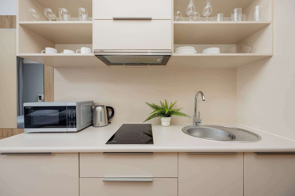 Practical and fully equipped kitchen with induction cooktop allows you to cook with ease.