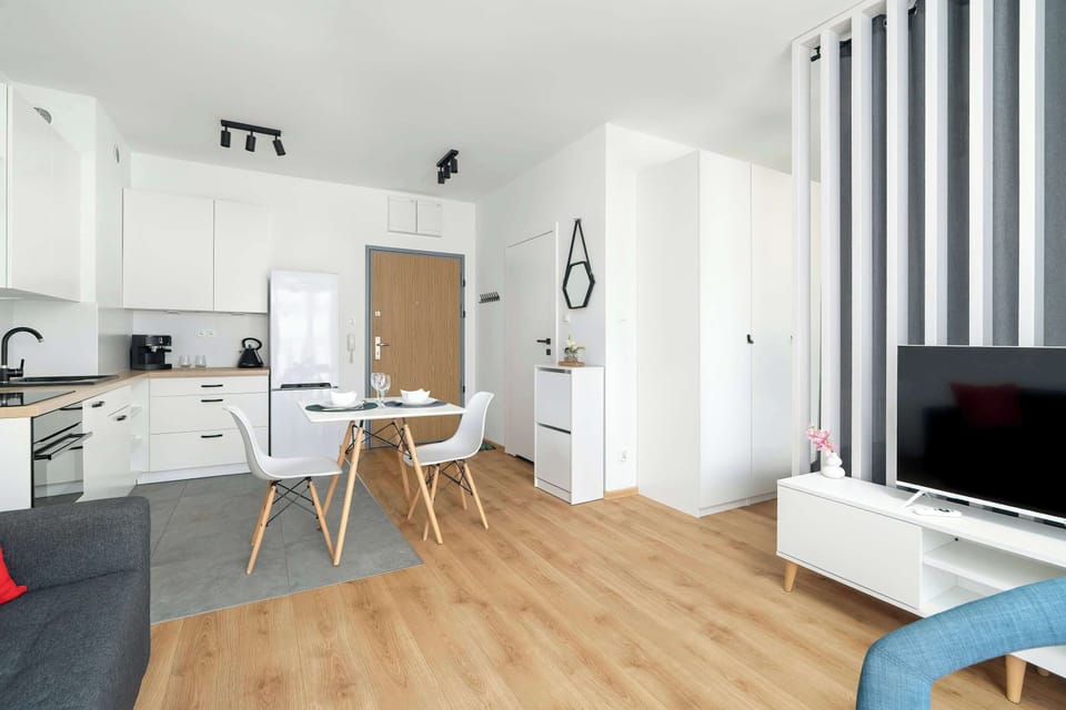 The spacious living area combines kitchen functionality with the comfort of a lounge zone.