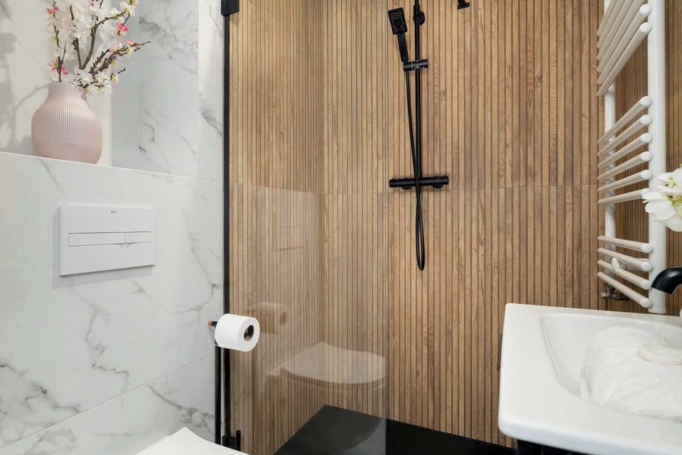 Modern bathroom with toilet and shower cabin.