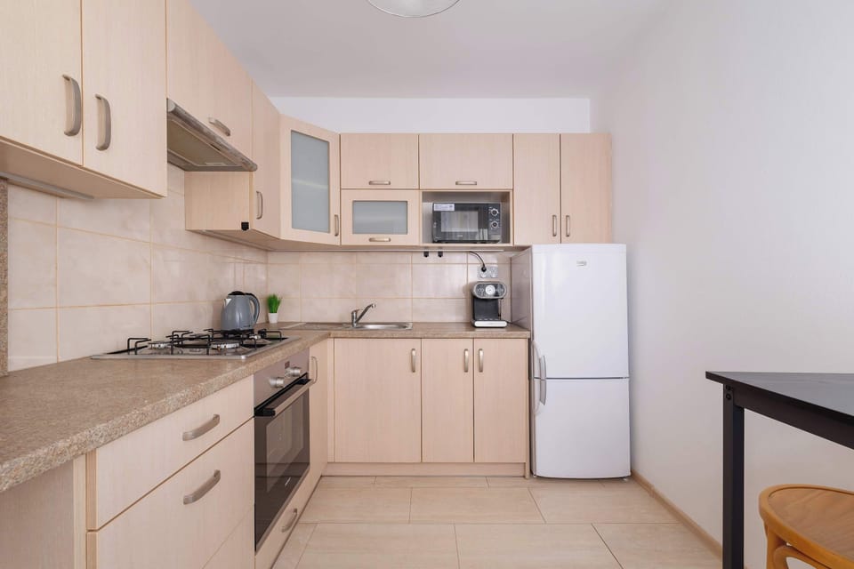 Fully equipped kitchen.