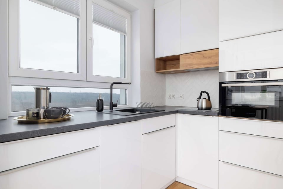 Kitchenette with plenty of kitchen utensils and dishes. 