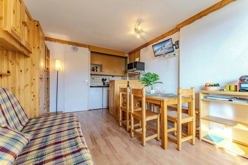 Gather around after a ski adventure in this cozy space in Val Thorens. Warm wood finishes and a view of the 3 Vallées make every meal memorable.