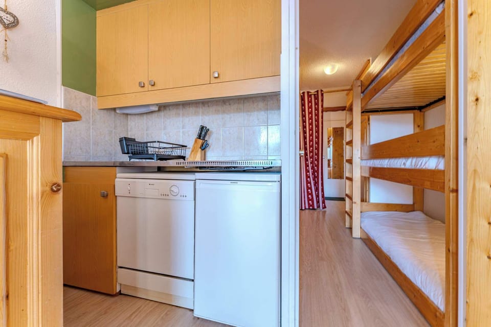 Equipped kitchen for all your mountain meals in the 3 Vallées Includes fridge, stovetop, dishwasher and everything needed for self-catering ski holidays.