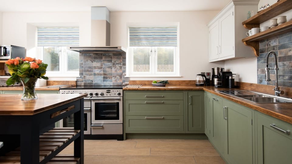 The Apple House - the spacious kitchen with a range cooker and island