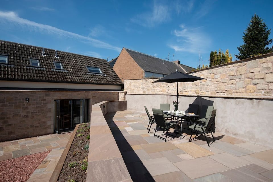 Windy Cottage - garden furniture on the raised upper terrace