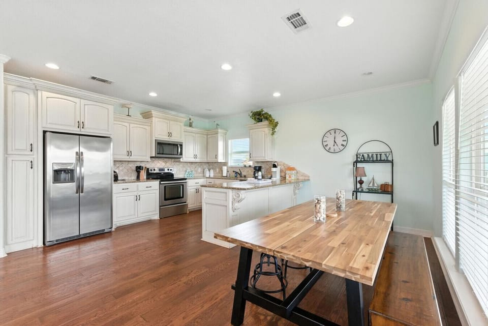 Kitchen/Dining Table