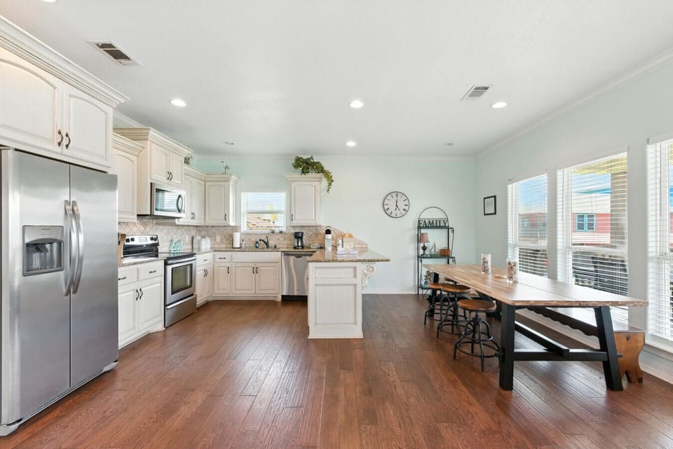 Kitchen/Dining Table