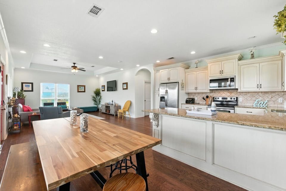 Kitchen/Dining Table