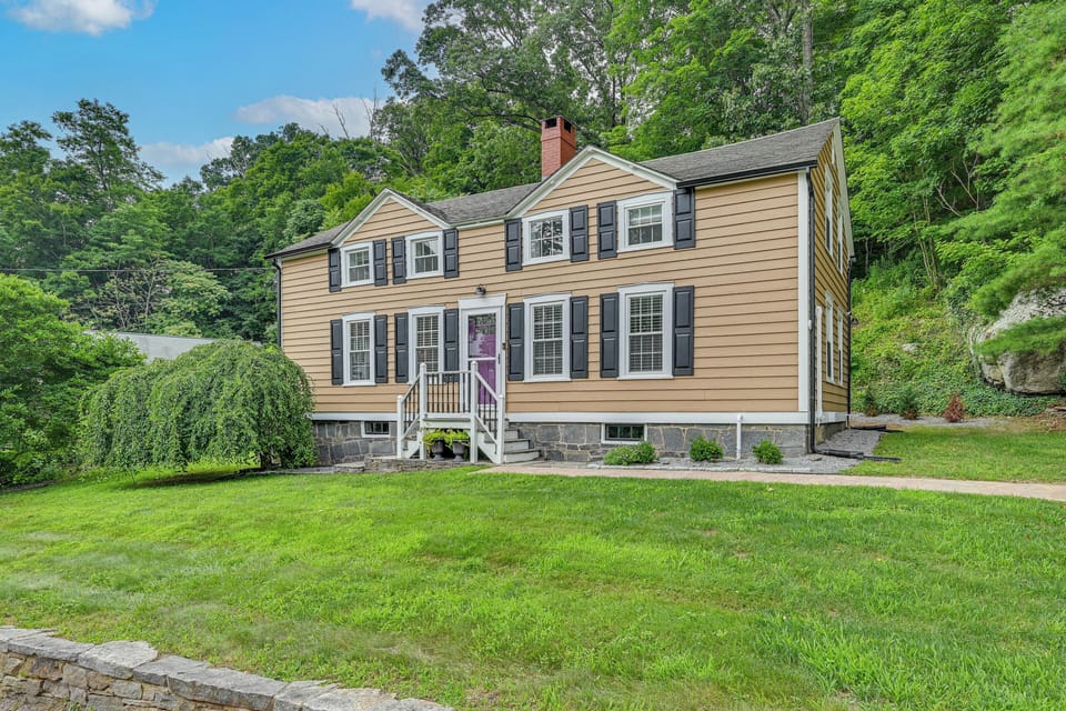 Property Exterior | Driveway (2 Vehicles)