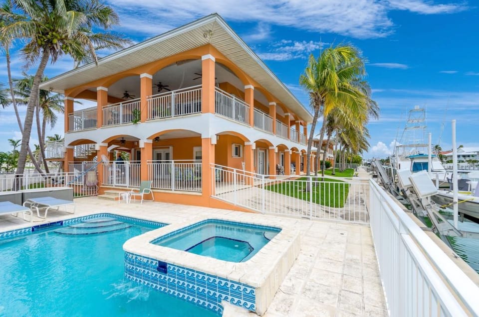Key Colony Beach Villas on waterfront 3 minutes to get to Ocean or Gulf side 