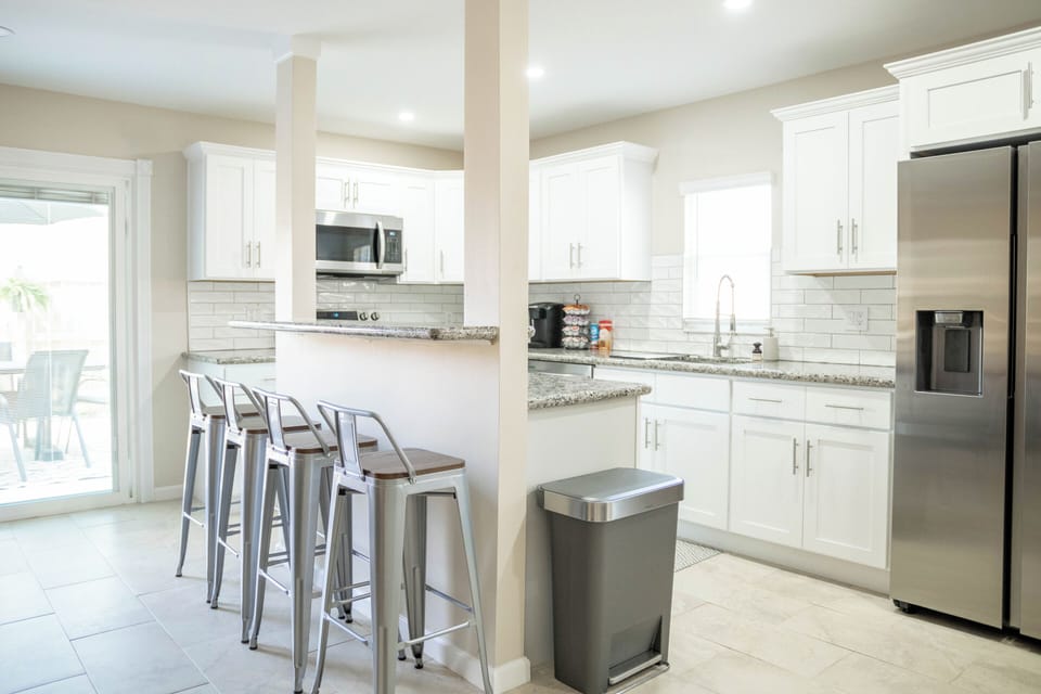 Full kitchen with island seating 