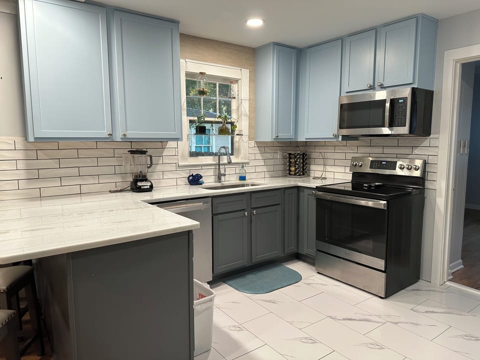 Fully equipped kitchen with microwave, blender, toaster, coffee maker & kerig.