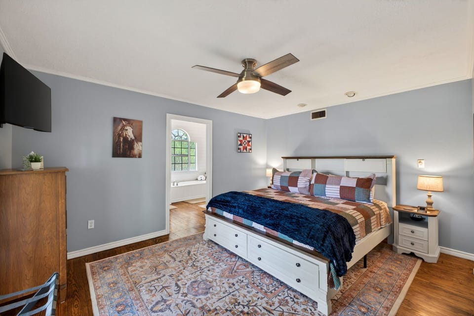 Schulenburg Ranch Retreat- smart blue decorated double light and airy 