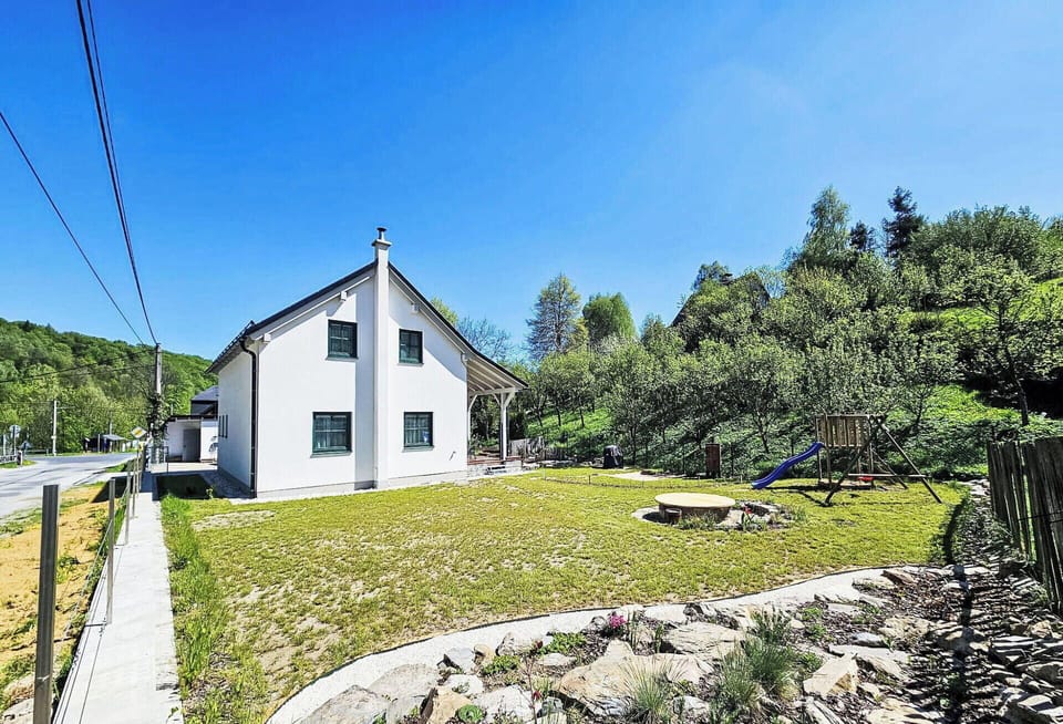 House, Home, Cottage, Roof, Rural Area, Estate, Farmhouse, Driveway, Siding, Fence