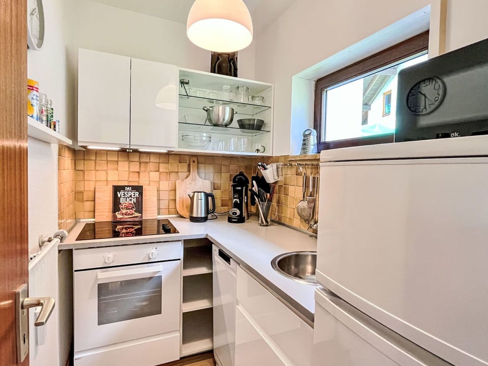 Kitchen Appliance, Kitchen, Countertop, Cabinetry, Major Appliance, Home Appliance, Interior Design, Flooring, Furniture, Wood