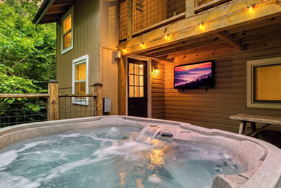 Enjoy private hot tub in nature setting/Outdoor TV