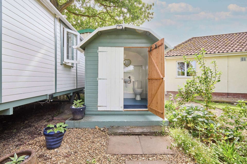 Shepherd's Hut, Briston - Host & Stay