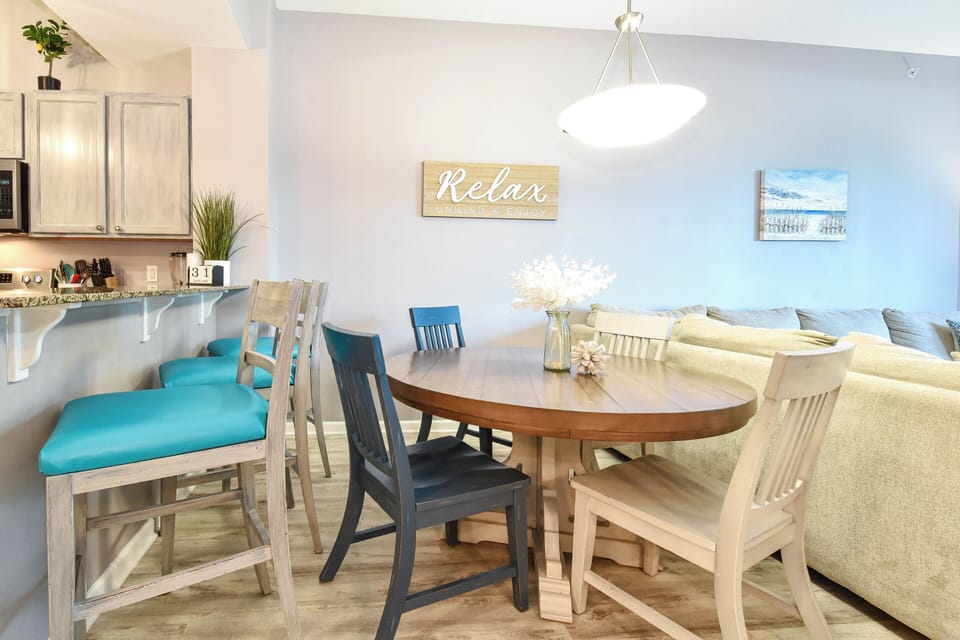 The Palms of Destin 2107 - Dining Area and Breakfast Bar