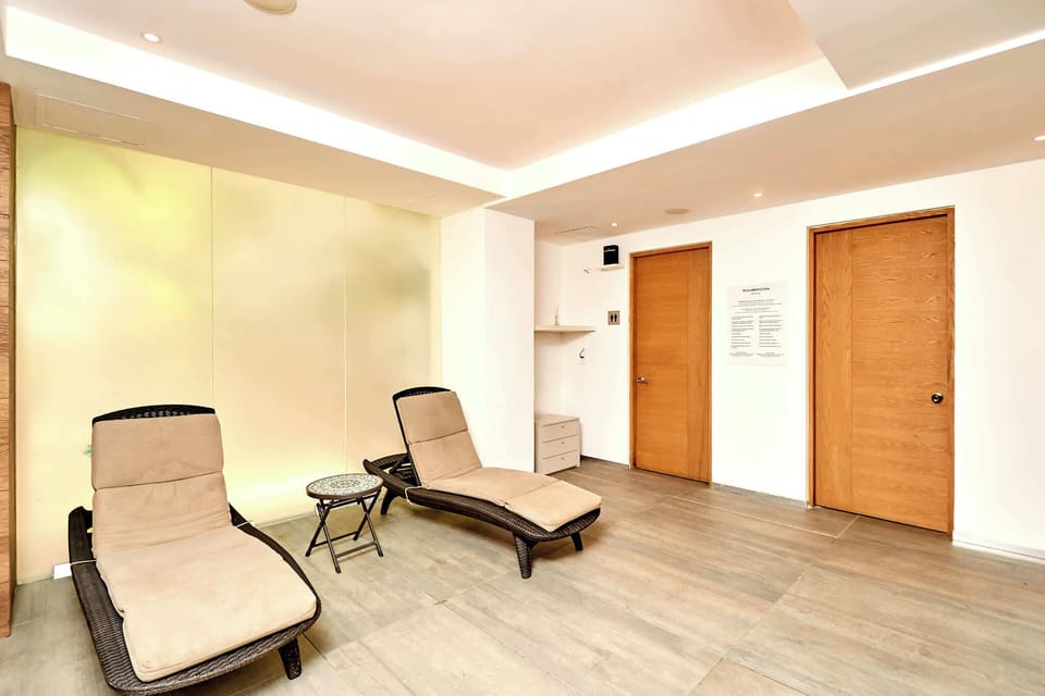 Relax in the common waiting area for the spa, with access to the massage, sauna, and steam rooms.