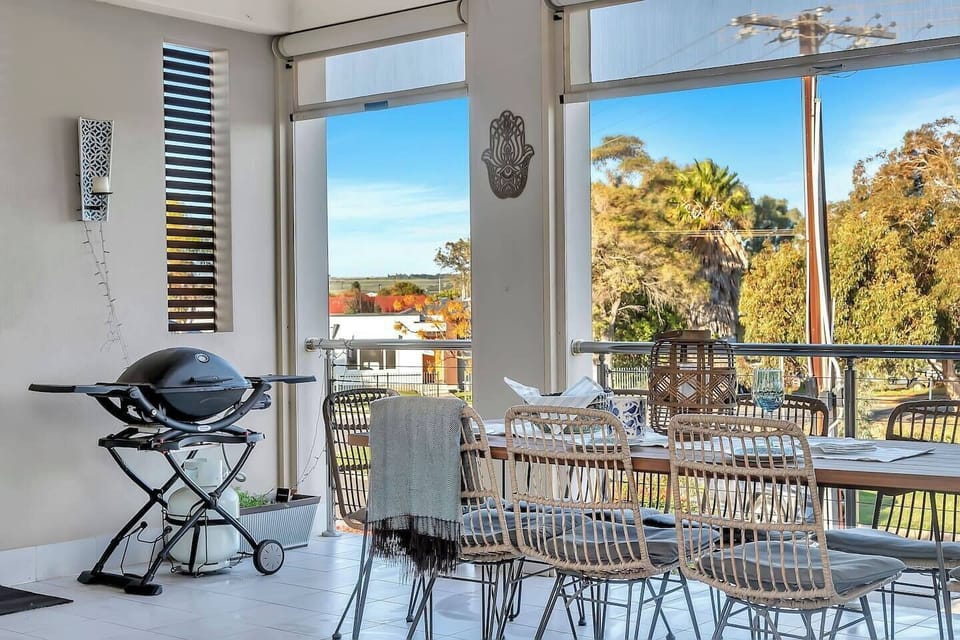 Fire up the gas BBQ and enjoy relaxed outdoor meals with park and treetop views—ideal for everything from family lunches to sunset dinners.