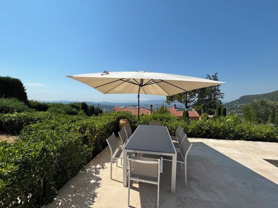 Pool dining area