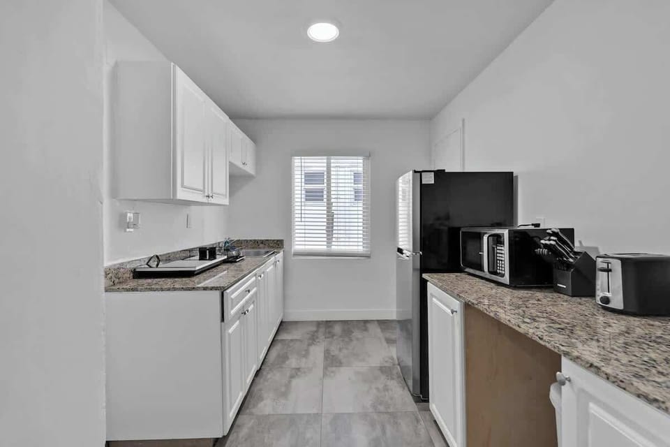 Cook up comfort 🍳 This South Florida vacation rental features a full kitchen with granite counters and all the essentials—perfect for families, long-term guests, or remote workers.