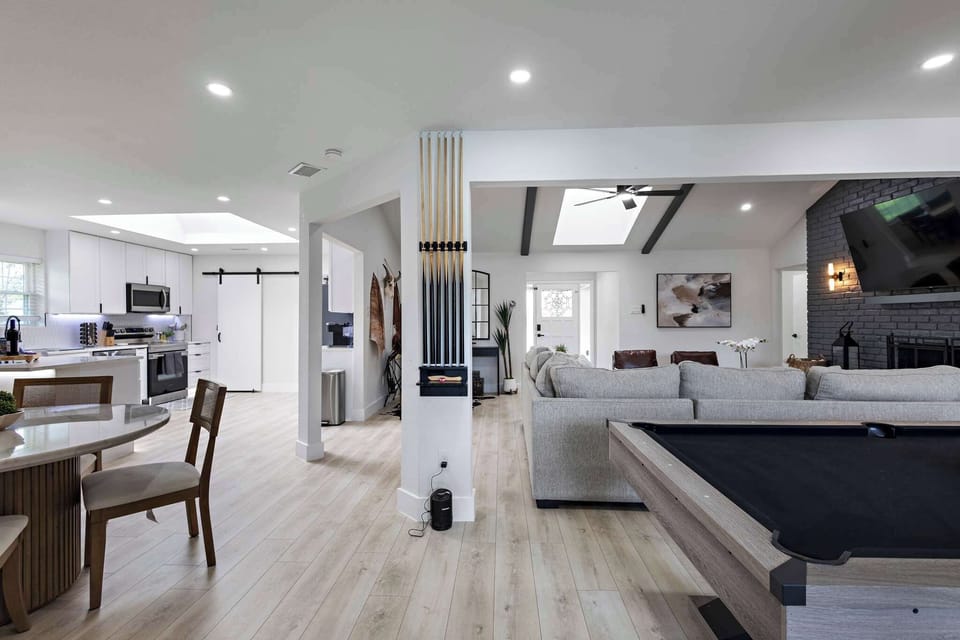 Breakfast nook table seats 4 and Kitchen Island seats 2.