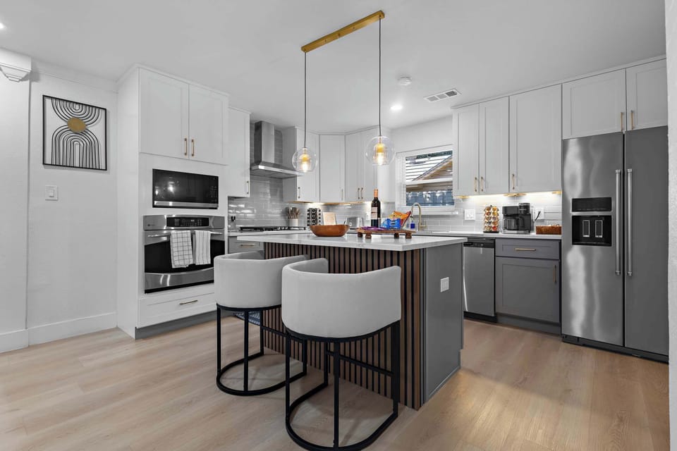Beautiful fully stocked kitchen.