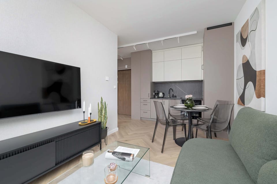 The transparent coffee table, which adds a touch of modernity to the bright living room.