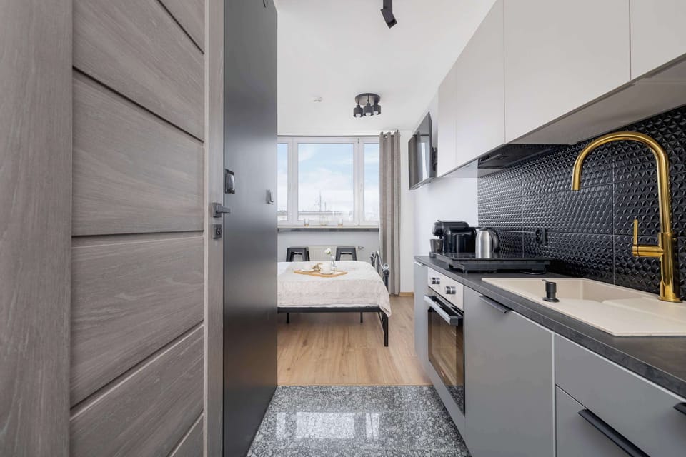 Kitchenette with plenty of kitchen utensils and dishes. 