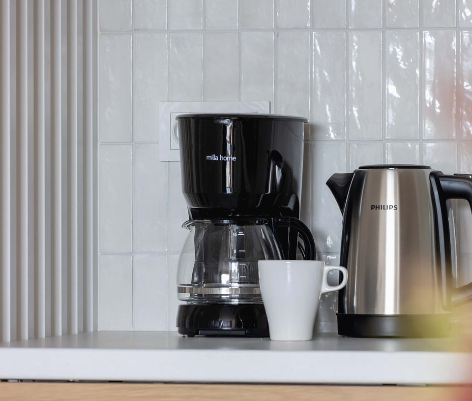 Electric kettle and coffee maker in the fully equipped kitchenette.