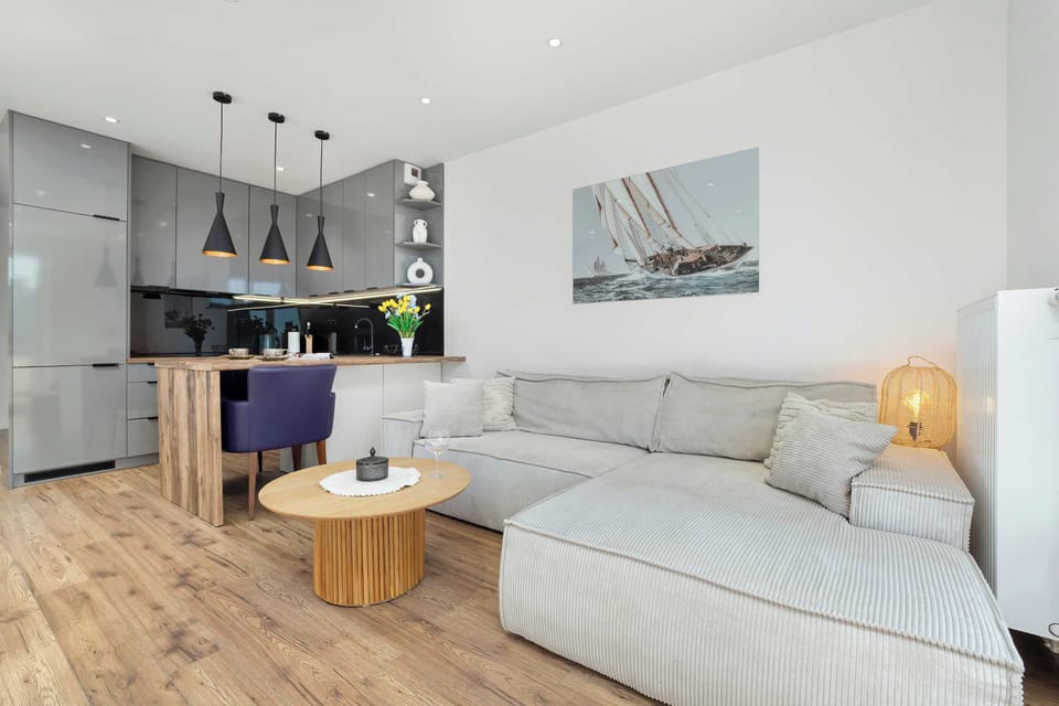 The well-thought-out combination of kitchen and living room creates a cohesive and functional day area.