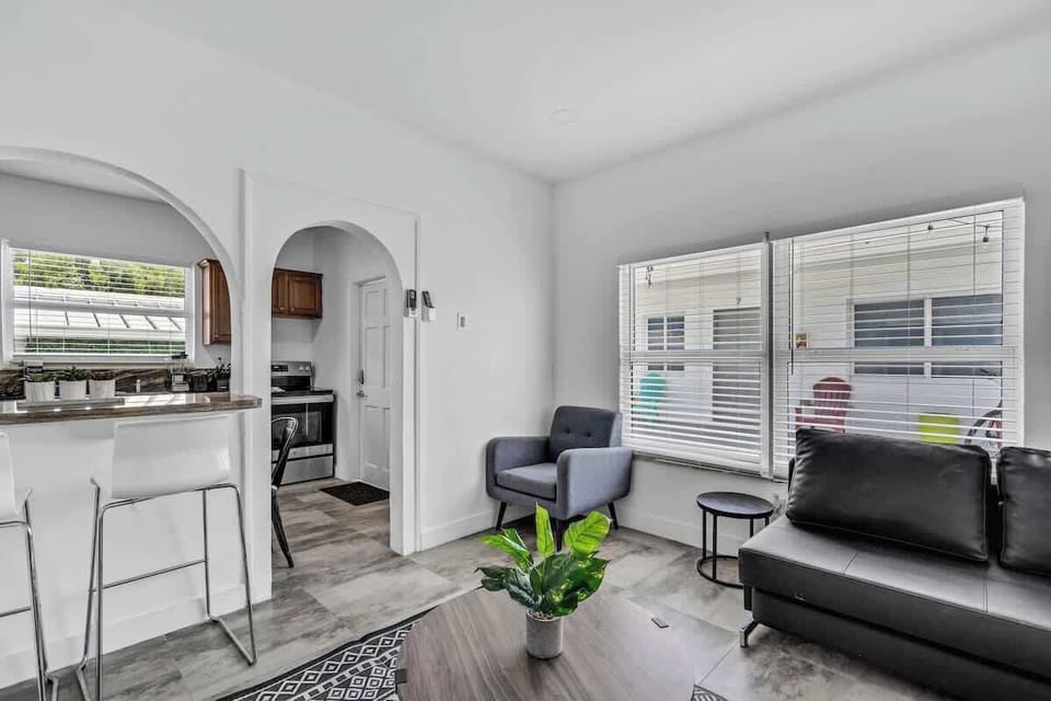 Bright, modern, and made for comfort 🌟 This South Florida vacation rental features a cozy lounge, breakfast bar, and workspace—perfect for long-term stays or remote work.