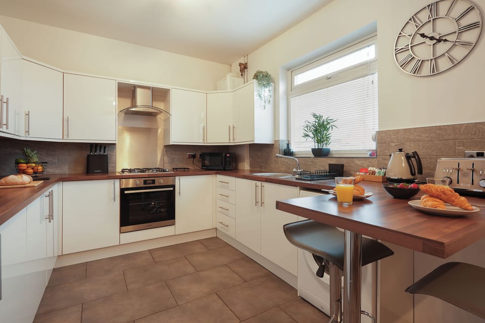 Fully equipped kitchen with breakfast bar