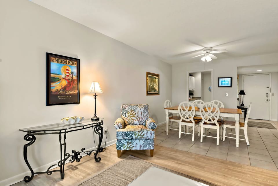  Airy space with stylish decor, perfect for relaxation and fun gatherings!