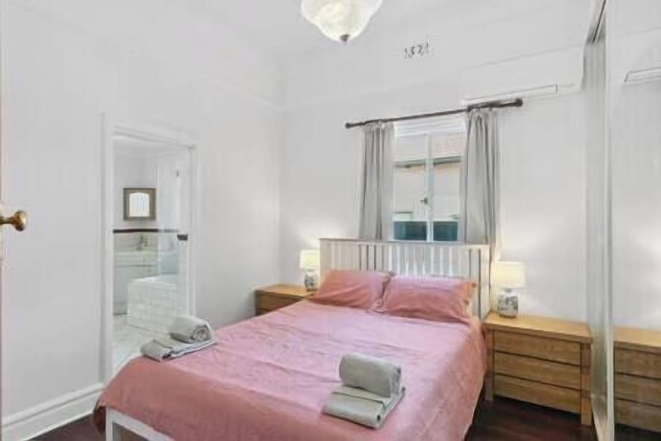Bedroom 1, Queen