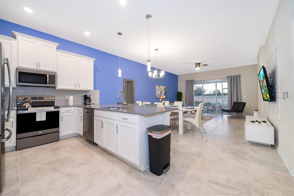 Fully equipped kitchen with stainless steel appliances — perfect for family meals during your Orlando vacation