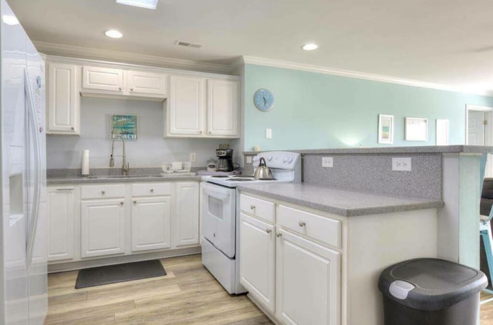 Well equipped kitchen for cooking meals