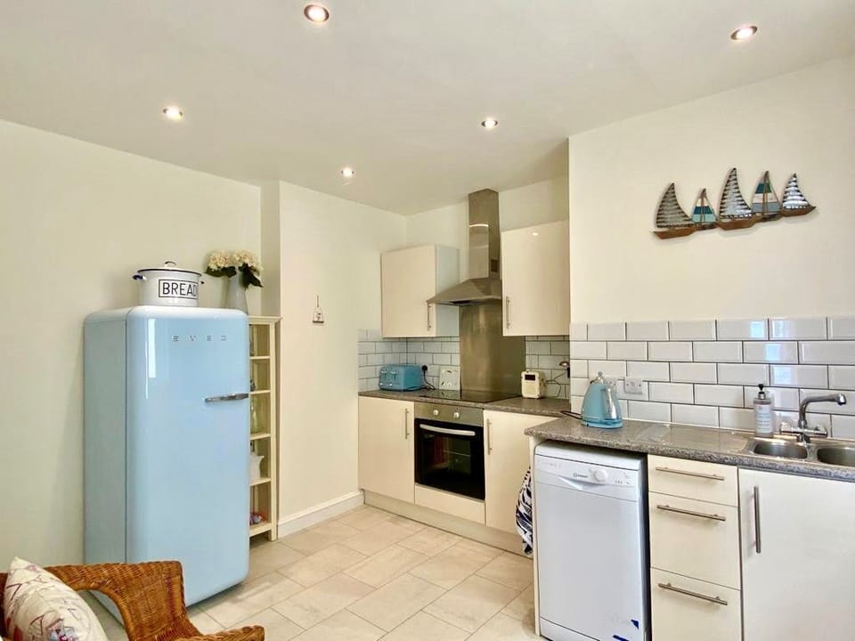83 Gills Cliff Road, Ventnor; Well equipped kitchen