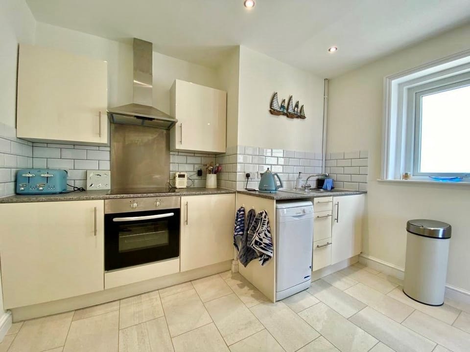 83 Gills Cliff Road, Ventnor; Newly refurbished kitchen