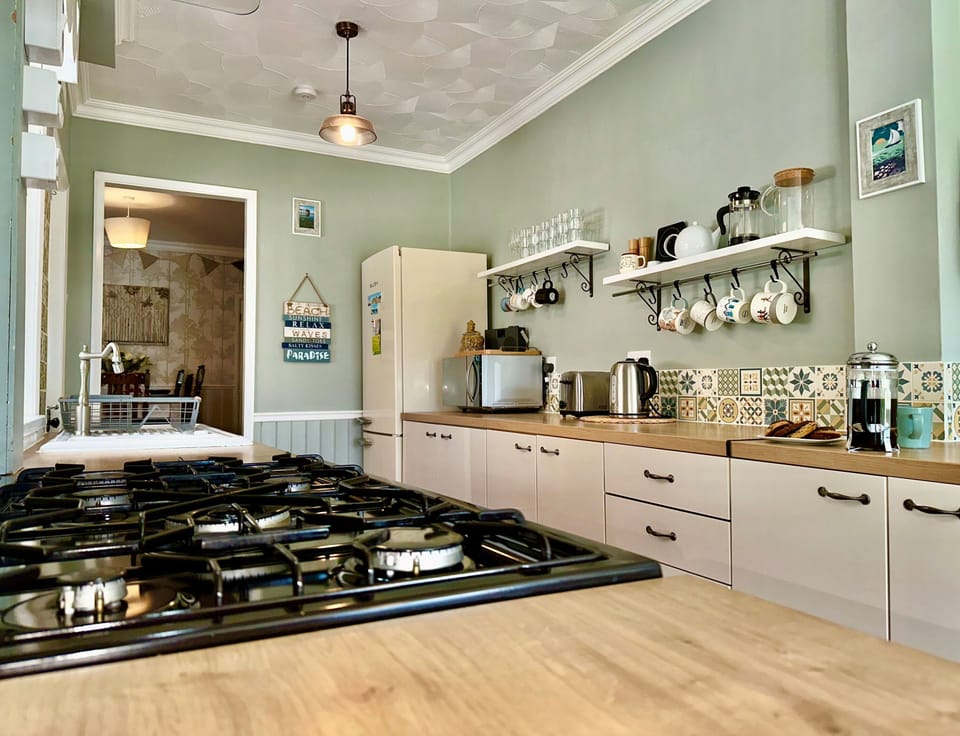 4 Longford Cottages, Havenstreet: Kitchen with Gas Hob