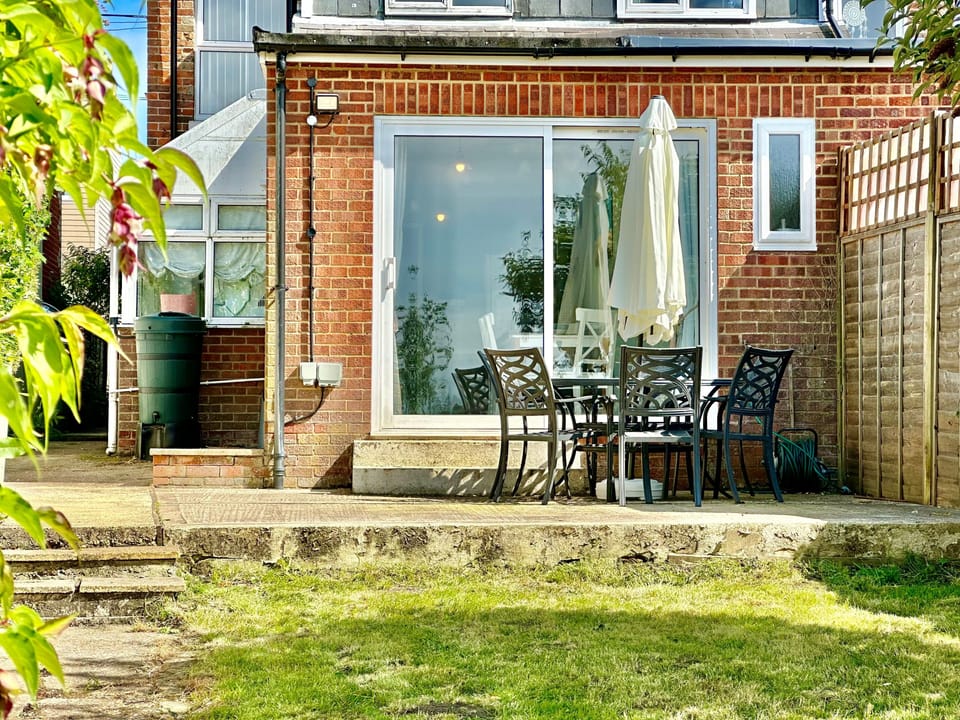 4 Longford Cottages, Havenstreet: Family garden with table and chairs