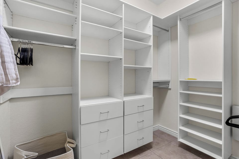 Master bedroom huge walking closet