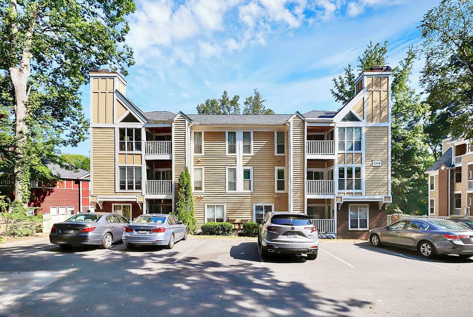Safe, quiet community close to hospitals, restaurants, and Uptown