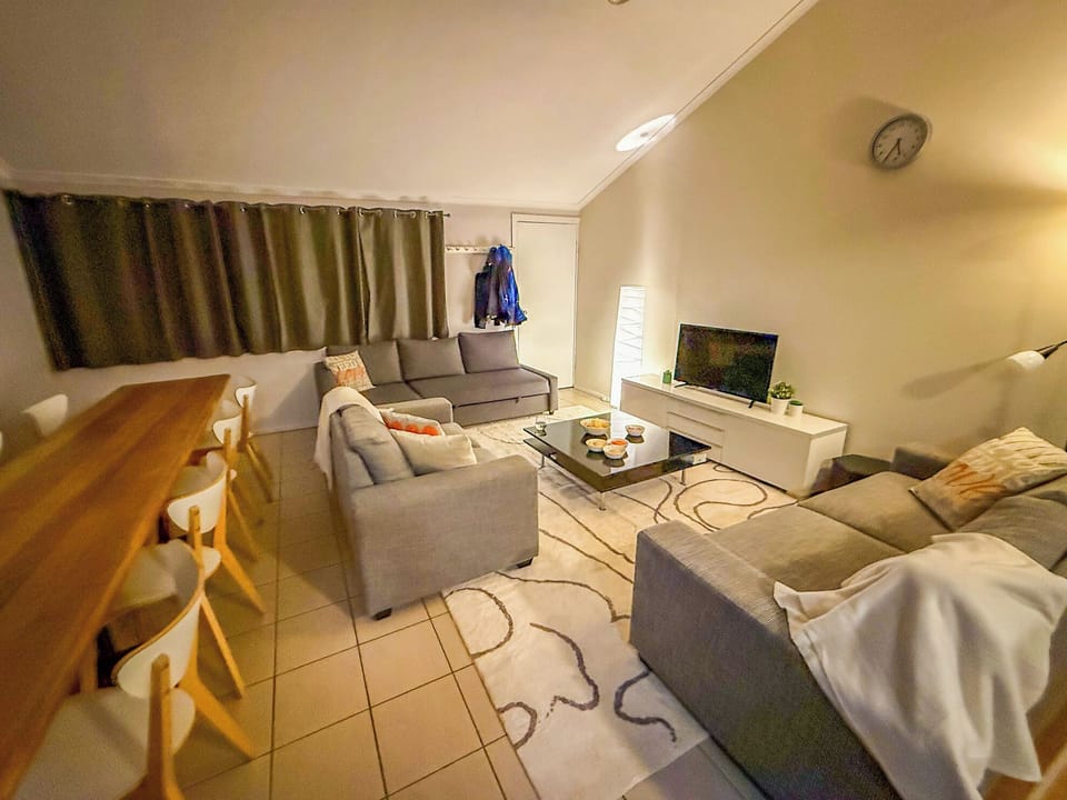 Lounge/dining at night