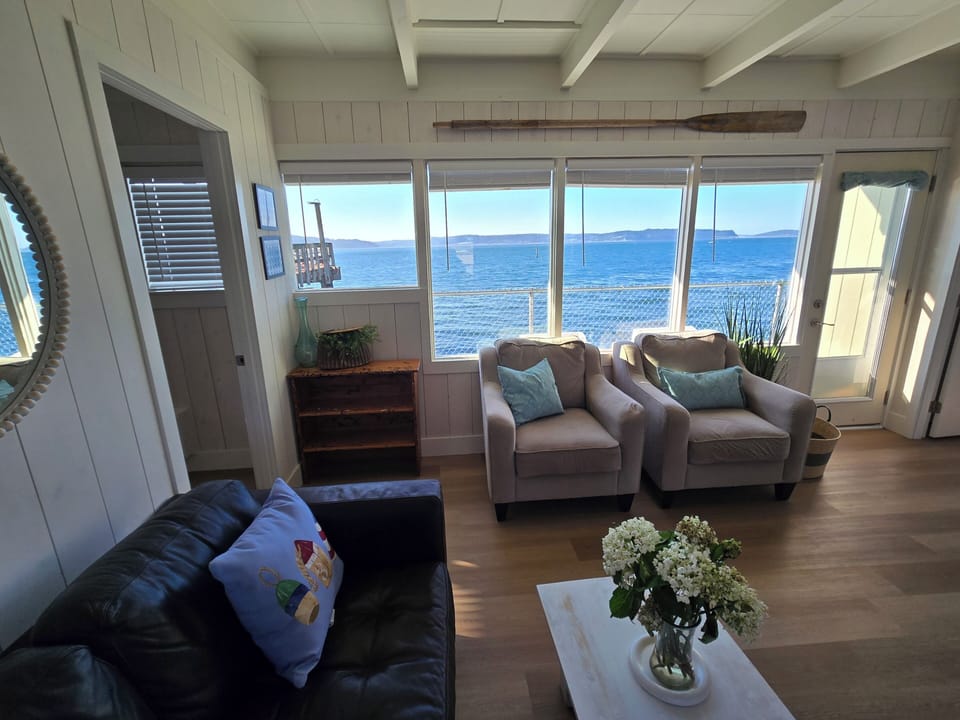 LIVING ROOM WITH WALL OF WINDOWS